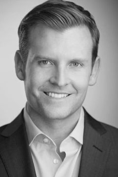 Kirk Hawkins interpreta Male Newscaster
