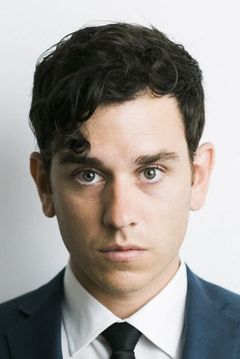 Alexander Oliver interpreta Evan