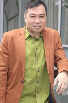 Tats Lau Yi-Tat interpreta Alcalde