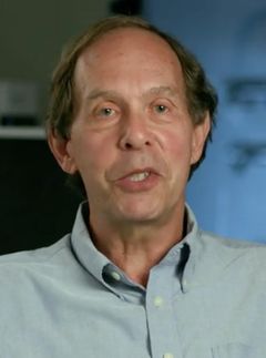 Tom Spilker interpreta Himself