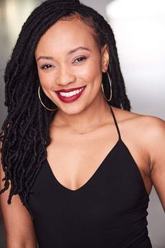 Tia Hendricks interpreta Carolyn