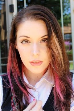 Amber Lee Connors interpreta Additional Voices (voice)