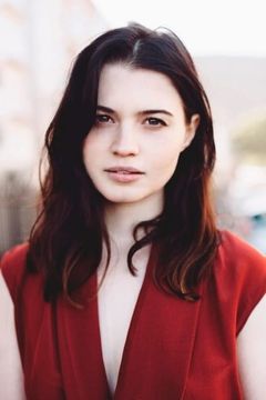 Meganne Young interpreta Bride