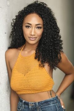 Myrasol Martinez interpreta Leah Rollins