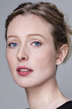 Alice Orr-Ewing interpreta Second Young Lady