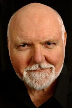 John B. Lowe interpreta Headmaster