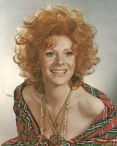 Kaye Stevens interpreta Mrs. Kallender
