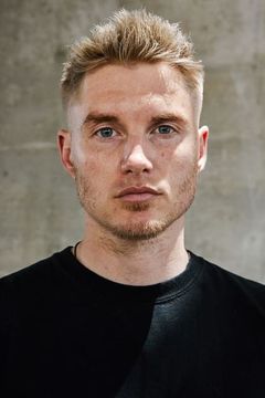 Toby Hemingway interpreta Tom / Suitor