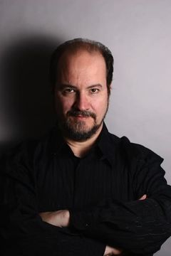 Kim Carrell interpreta Reporter