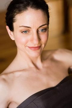 Senta Dorothea Kirschner interpreta FBI Head