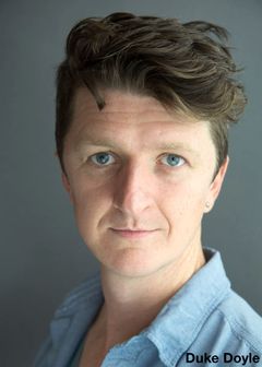 Duke Doyle interpreta Kevin Bannister