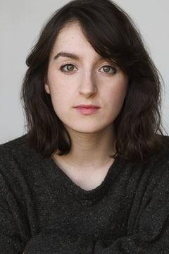 Katherine Laheen interpreta Irish Film Crew Woman