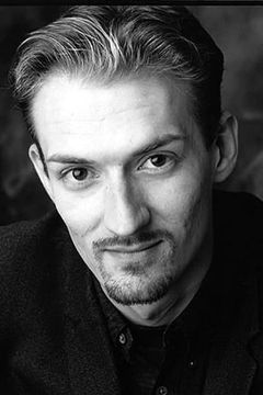 Troy Yorke interpreta Alien #1