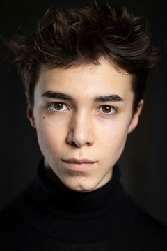 Ellias Mandeau interpreta Sacha