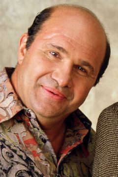 Robert Costanzo interpreta Sgt. Vito Lorenzo