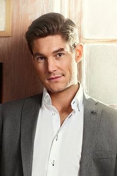 Craig Conover interpreta Officer Smith
