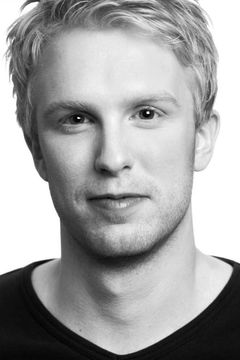 Michael Benz interpreta White