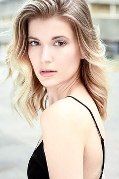 Emma Johnson interpreta Sophia Machardy
