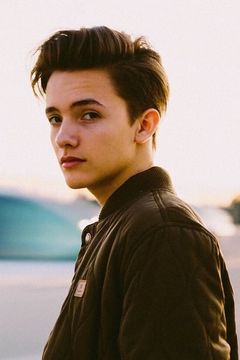 Noah Urrea interpreta Ryan Wade (9 Years)