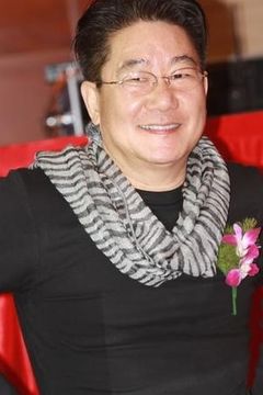 Kirk Wong interpreta Crazy Bull