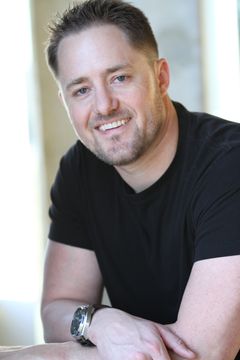 Ryan D. Olson interpreta Guard 5