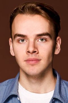 Sam Earle interpreta Tom