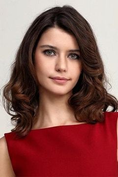 Beren Saat interpreta Atiye