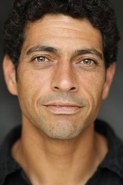 Derek Horsham interpreta Sofiane Matoub