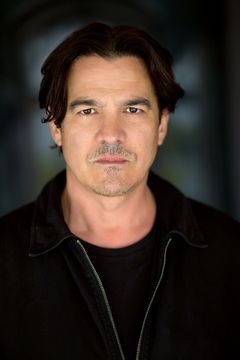 Richard Bairos interpreta Drug dealer