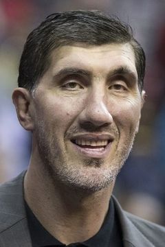 Gheorghe Mureșan interpreta Giant Man Zorro Beats Up (uncredited)
