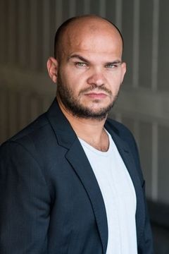 Moritz Katzmair interpreta Martin