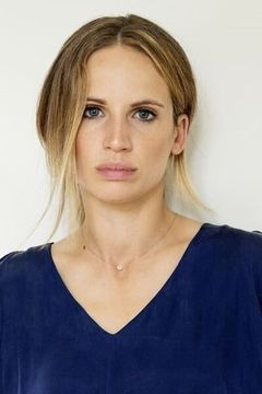 Nora Huetz interpreta Serafina
