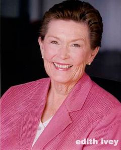 Edith Ivey interpreta Mrs. Maple