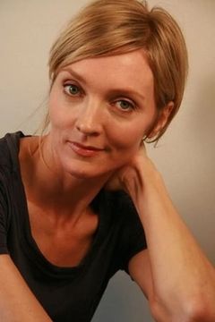 Belinda Waymouth interpreta Twiggy Look-A-Like