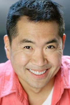 Andrew Pang interpreta Dr. Spellman