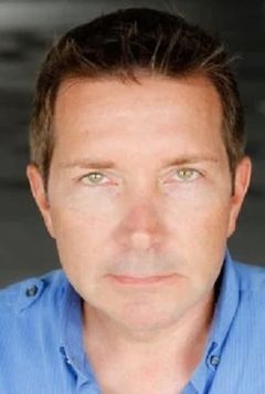 David Schifter interpreta Sam Turner (uncredited)