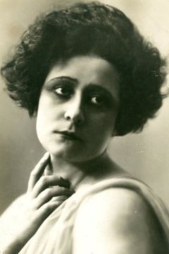 Lydia Johnson interpreta Madame Yolande (as Lidia Jonson)