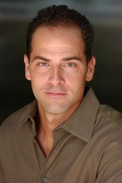 Mike Sode interpreta Airport College Student (uncredited)