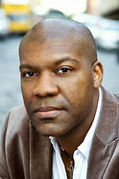 Thaddeus Daniels interpreta Officer Deroy