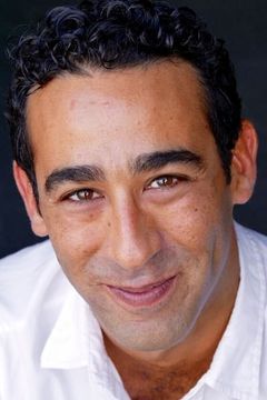 Julien Naccache interpreta Julien Rivière, fils de Francis et de Christine
