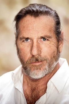 Matt Connors interpreta Reggie