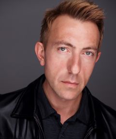 Douglas Scott Sorenson interpreta Male Party Guest