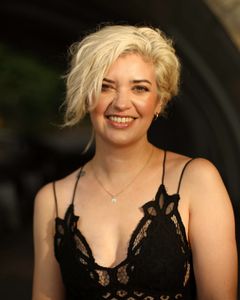 Miriam Pultro interpreta Romantic Girlfriend (uncredited)