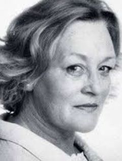 Britta Smith interpreta Mrs Boots