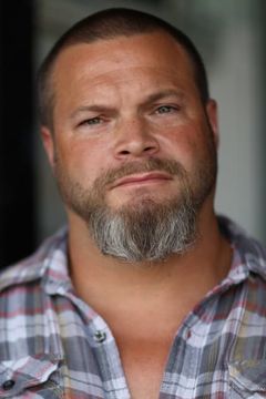 Kevin Wayne interpreta James