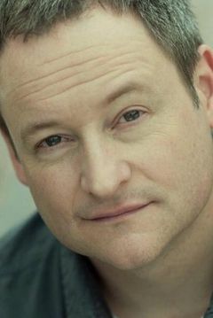 Scott Benjaminson interpreta Stuart Showcroft