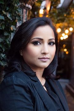 Sonia Goswami interpreta Tourist (uncredited)