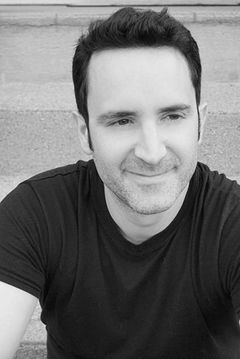 Michael James Dukes interpreta Paramedic