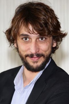 Corrado Fortuna interpreta Andrea Stanzani