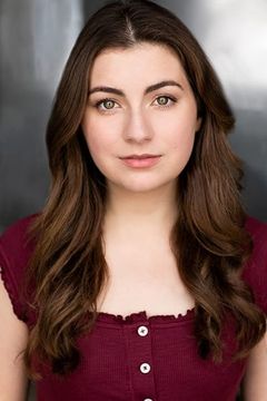 Carly Schneider interpreta Cheerleader (uncredited)